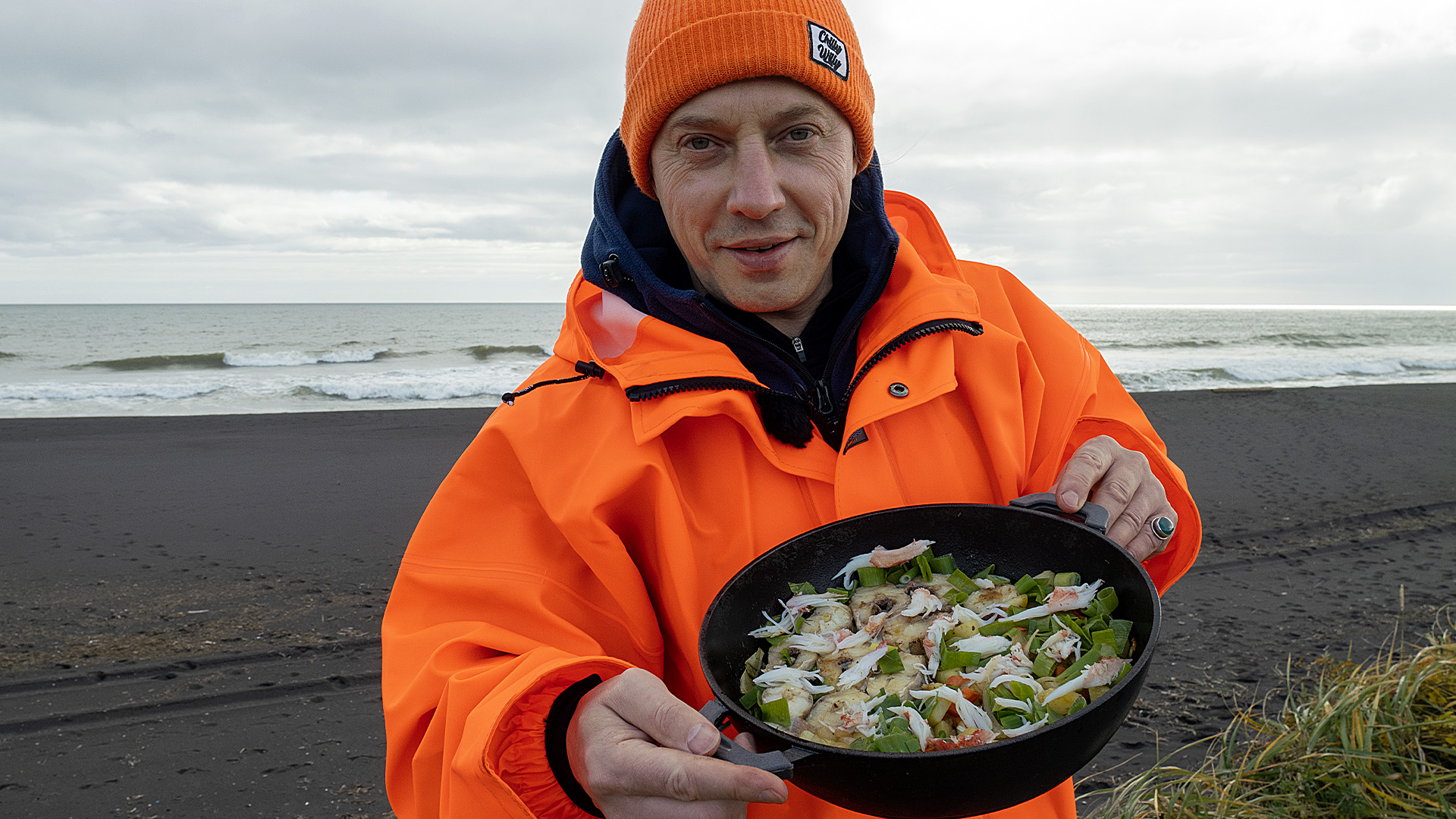 Салат из морской капусты с красной рыбой